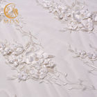 Κομψός πολυεστέρας 135cm υφασμάτων 20% δαντελλών λουλουδιών άσπρος πλάτος για τα γαμήλια φορέματα