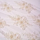 Το νυφικό άσπρο ύφασμα γαμήλιων δαντελλών κεντητικής προσάρμοσε το διακοσμημένο με χάντρες πολυεστέρα 20%